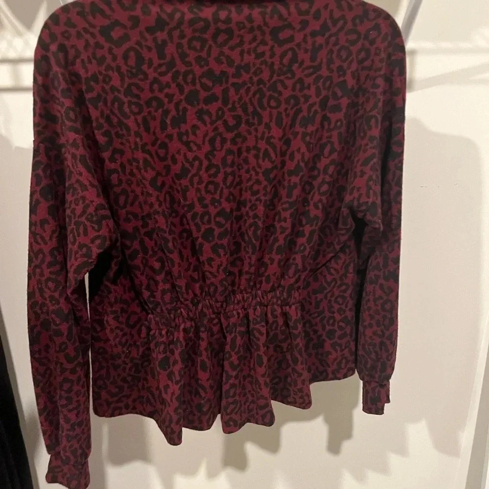 Sweater​ - Picture 3 of 4